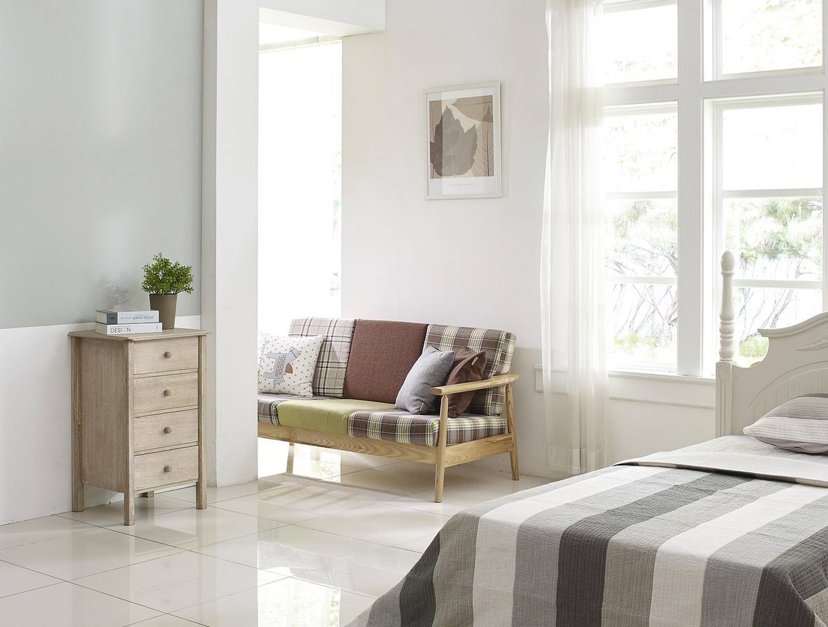 Chambre avec lit, canapé et commode Chambre avec lit, canapé et commode
