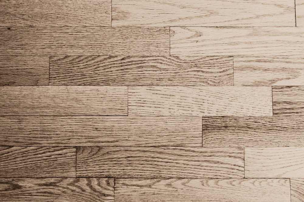 Parquet en bois clair avec grain visible, planches disposées horizontalement Parquet en bois clair avec grain visible, planches disposées horizontalement