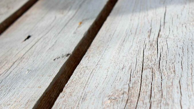Terrasse en bois grise après deux étés : le vrai coupable n'est pas le temps